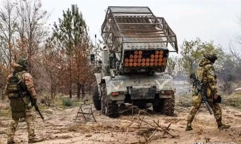 Điều này khiến cuộc tấn công của Nga trở nên vô cùng khó khăn, và giờ đây, RFAF đã bắt đầu từ bỏ vũ khí và chiến thuật truyền thống của quân đội Liên Xô để bắt đầu một cuộc chiến tranh công nghệ mới. Ngay cả khi không có bộ binh xung phong hay pháo hỏa chuẩn bị, vẫn có thể bao vây các mục tiêu của đối phương.
