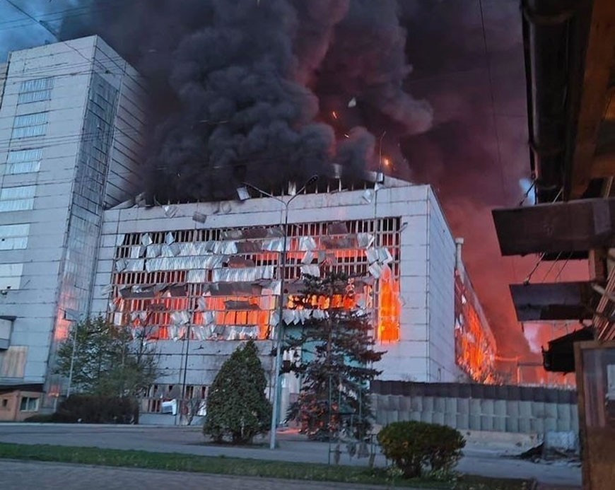 Trang Military Review cho biết, trong suốt buổi sáng hôm nay, RFAF tiếp tục thực hiện các cuộc tấn công phối hợp vào lãnh thổ Ukraine. Nói một cách chính xác, các cuộc tấn công ban đêm dần chuyển sang buổi sáng, với sự gia tăng đáng kể về số lượng tên lửa các loại được sử dụng.