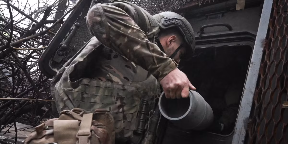 Có thể thấy lần tấn công Pokrovsk này, RFAF đã sử dụng và kết hợp nhiều chiến thuật. Ví dụ sử dụng đạn pháo nhiệt áp TOS-1: Mỗi viên đạn có giá 30.000 USD, nhưng nó có thể ngay lập tức làm bốc hơi toàn bộ một dãy vị trí của quân đội Ukraine và có thể được gọi là "vũ khí phi hạt nhân giá rẻ".