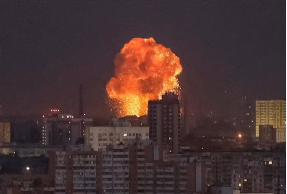 Đêm khuya, trên bầu trời Ukraine, 44 tên lửa Nga, với những vệt lửa sáng rực, xé toạc mây trời, trong khi hàng trăm UAV tấn công tự sát tràn ngập thành phố Kiev. Giữa tiếng còi báo động chói tai, phòng không Ukraine sử dụng tối đa tên lửa Patriot, liên tục phóng đạn đánh chặn.