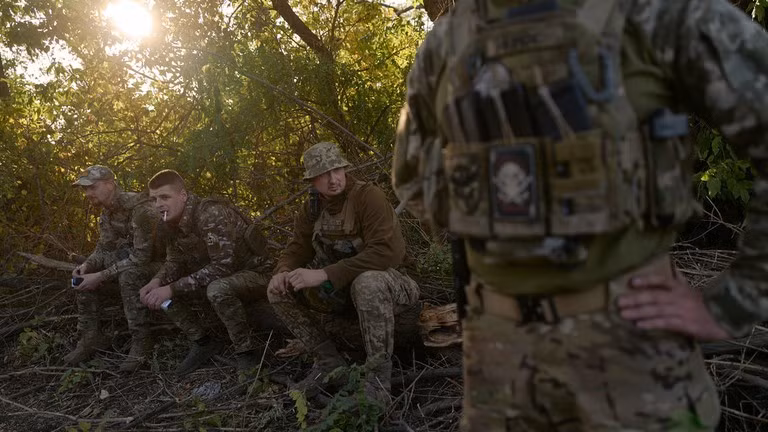 Điều đáng chú ý là các nhà phân tích quân sự từ chính quyền Kiev đã báo cáo về tình trạng thiếu hụt quân số của AFU trong vài tháng qua. Họ thừa nhận rằng một số lữ đoàn của AFU, hiện chỉ có 40% biên chế. Trong khi đó, tỷ lệ đào ngũ rất cao, hiện có ít nhất 200.000 binh sĩ và sĩ quan Ukraine đang đào ngũ. (nguồn ảnh Topwar, Ukrinform, Kyiv Post).