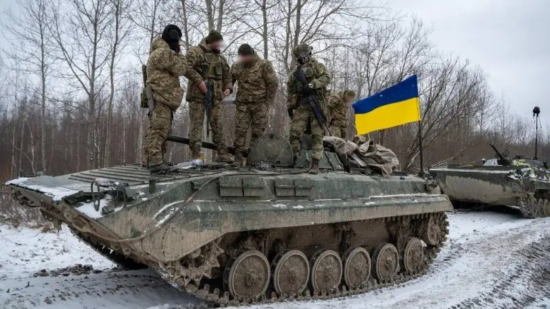 Nguồn tin nhấn mạnh rằng, để thực hiện điều này, đối phương đã tập trung lực lượng gồm bảy trung đoàn xung kích và ba lữ đoàn tại khu vực của đường chiến tuyến. Hiện lực lượng Ukraine đang phản công vào sườn bên phải của nhóm quân Nga, đang tiến công ở phía đông bắc tỉnh Zaporizhia.