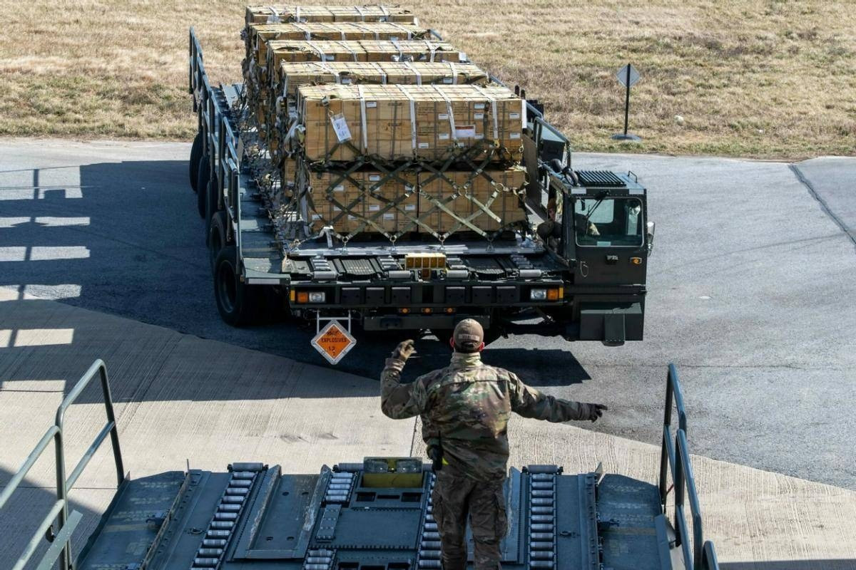 Điều tồi tệ hơn nữa là "tình trạng thiếu đạn dược": Từ tháng 10/2023 đến tháng 4/2024, 61 tỷ USD viện trợ quân sự của Mỹ cho Ukraine, đã bị trì hoãn do xung đột phe phái, dẫn đến tỷ lệ tiêu thụ đạn pháo so với nguồn cung cho AFU chỉ là 1:10.