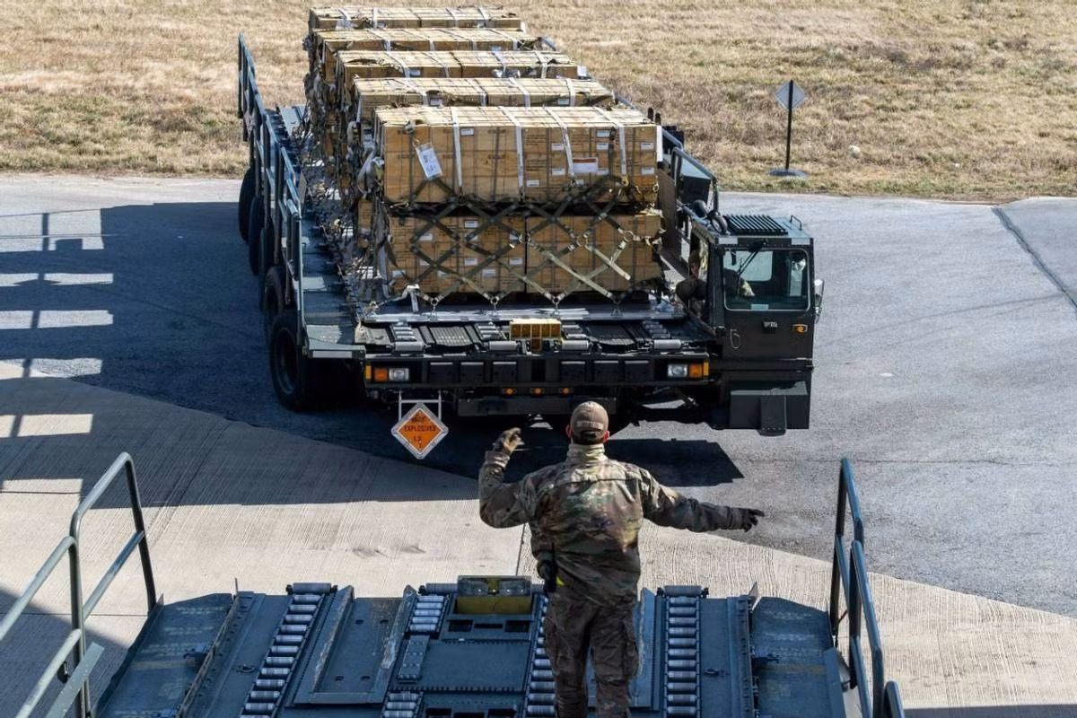 Điều tồi tệ hơn nữa là "tình trạng thiếu đạn dược": Từ tháng 10/2023 đến tháng 4/2024, 61 tỷ USD viện trợ quân sự của Mỹ cho Ukraine, đã bị trì hoãn do xung đột phe phái, dẫn đến tỷ lệ tiêu thụ đạn pháo so với nguồn cung cho AFU chỉ là 1:10.