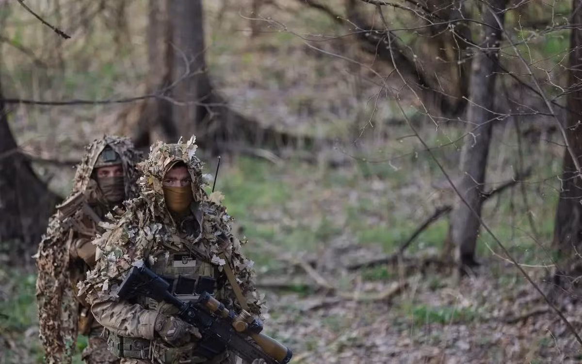 Về pháo binh, RFAF có các trang thiết bị tiên tiến như pháo phản lực phóng loạt Tornado, có tầm bắn xa và uy lực lớn, có thể bảo vệ hỏa lực trên diện rộng cho tuyến phòng thủ của AFU. Ngoài ra, RFAF còn tập trung nhiều máy bay chiến đấu tiên tiến và trực thăng vũ trang như Su-35 và Mi-28, để hỗ trợ hỏa lực và yểm trợ cho lực lượng chiến đấu mặt đất.