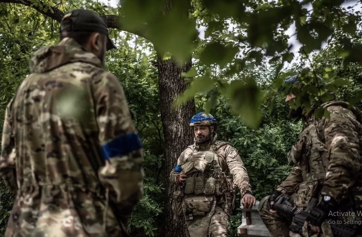 Chasov Yar là khu vực kiên cố quan trọng của AFU trên vòng cung phòng thủ Donets, kéo dài từ Siversk, qua Chasov Yar, Pokrovsk xuống tới Velyka Novosyolka. Nếu RFAF phá vỡ được mắt xích này, họ sẽ có đầu cầu quan trọng để họ tiếp tục tấn công Konstantinovka, Druzhkovka và hai đô thị lớn còn lại của Donetsk là Slavyansk và Kramatorsk. (nguồn ảnh Military Review, Ukrinform, Liveuamap, Rybar).