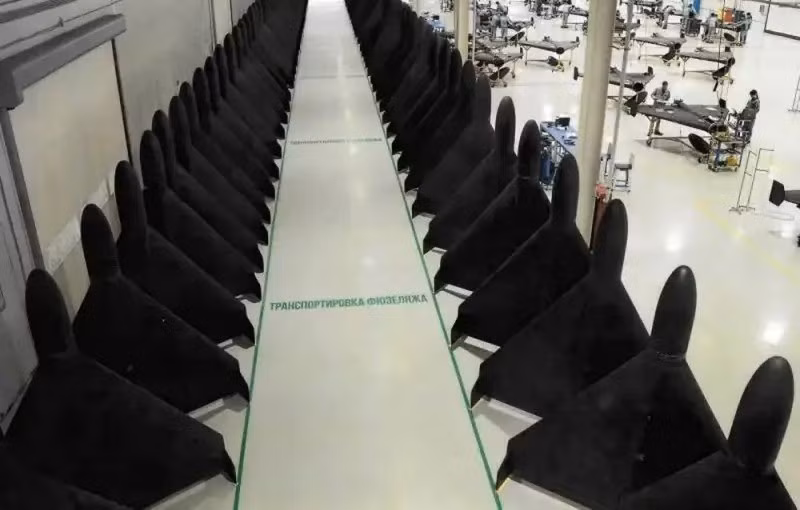 Một ngày trước đó, nhà phân tích quân sự người Đức, Julian Repke đã cho rằng, Nga có thể sử dụng khoảng 1.000 UAV điều khiển bằng cáp quang và khoảng 150 UAV tự sát tầm xa Geran-2 một ngày. Trong tương lai gần, số lượng UAV được sử dụng có thể sẽ tăng đáng kể, khi các nhà máy quốc phòng của Nga hoạt động rất hiệu quả.