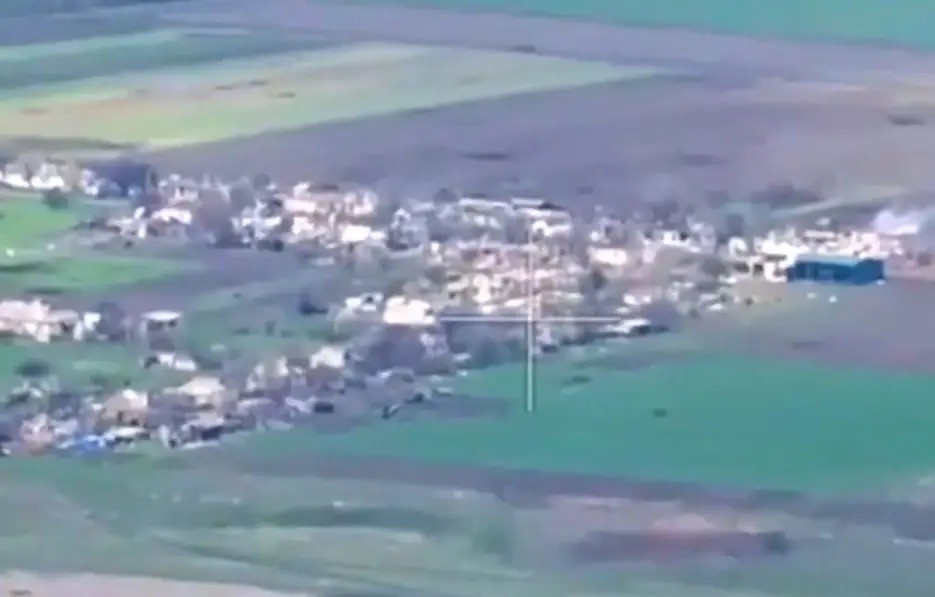 Như Military Review đã đưa tin, Otradny là điểm cực tây bắc của dãy điểm cao Ugledar; ngôi làng này nằm ở vị trí địa lý cao hơn làng Komar khoảng 50 mét. Lợi thế này có thể giúp quân Nga quan sát khu vực và sử dụng hiệu quả hơn UAV FPV, để tấn công vào các vị trí của quân Ukraine trong cùng khu vực Komar, cách đó khoảng 4 km.