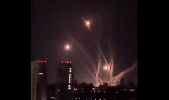 Phương pháp phóng đạn tên lửa này, thường được sử dụng đánh chặn với các phi đội máy bay tấn công, nhưng lại không hiệu quả với UAV đơn lẻ cỡ nhỏ. Ngoài ra, sau khi tên lửa được phóng hết, cần phải có thời gian để nạp lại đạn; trong thời gian đó, trận địa tên lửa đất đối không sẽ dễ bị tấn công trong làn sóng tập kích thứ hai của đối phương.