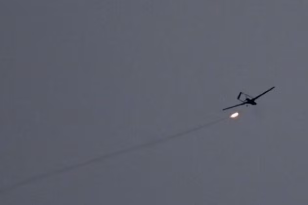 Cuộc không kích của Nga diễn ra trong bối cảnh Ukraine tăng cường các cuộc tấn công bằng UAV nhằm vào Moscow và nhiều khu vực khác của Nga trong tuần qua. Bộ Quốc phòng Nga cho biết, trong 3 ngày qua, tổng cộng 788 UAV và 12 tên lửa đã bị đánh chặn trong không phận Nga. Riêng trong đêm vừa qua, thêm 104 UAV khác bị bắn hạ, theo cập nhật sáng 24/5.