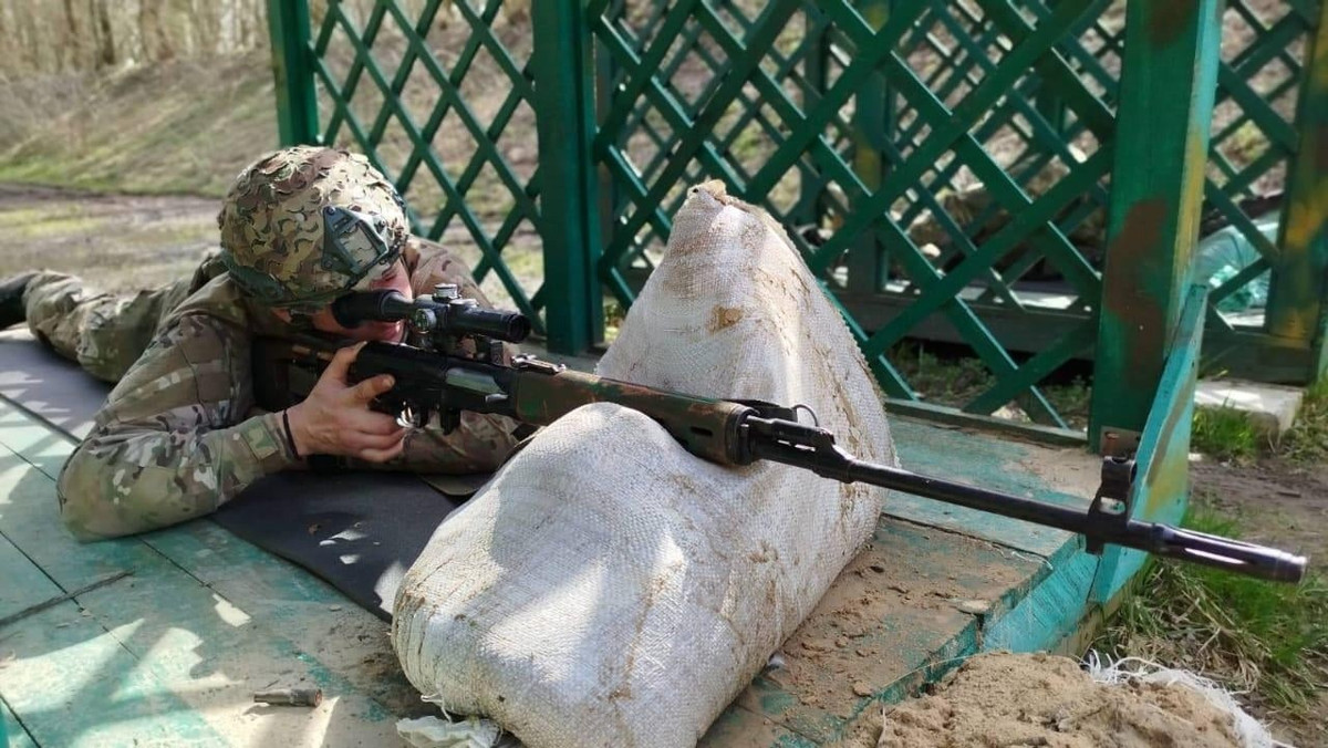 Lý do thứ hai dẫn đến việc giảm số lượng SVD ở mặt trận là sự chuyển đổi các đơn vị chiến thuật của RFAF. Trước đây, đơn vị tấn công nhỏ nhất là cấp tiểu đội, giờ đây là các tổ bộ binh từ 2 tới 3 người. Theo điều lệnh chiến đấu cũ của RFAF, trong một tiểu đội bộ binh cơ giới, thường có một lính bắn tỉa mang theo SVD; người không chỉ hỗ trợ đơn vị bằng hỏa lực chính xác cao là súng bắn tỉa SVD, mà còn là một tay súng tấn công, khi vẫn được trang bị AK-74.