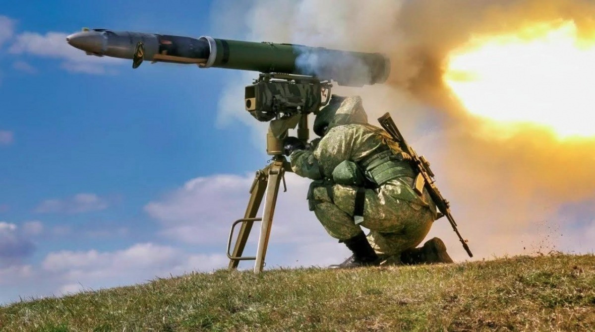 Trong một số trường hợp, lính bắn tỉa đã được thay thế thành công bởi các khẩu đội tên lửa chống tăng có điều khiển (ATGM). Các xạ thủ chống tăng trong các tổ chống tăng cơ động hầu như “không còn việc” để làm, khi xe tăng dần biến mất khỏi cuộc chiến và xạ thủ ATGM đã làm thay việc của lính bắn tỉa trên chiến trường, đó là tiêu diệt các hỏa điểm thậm chí bộ binh đối phương.