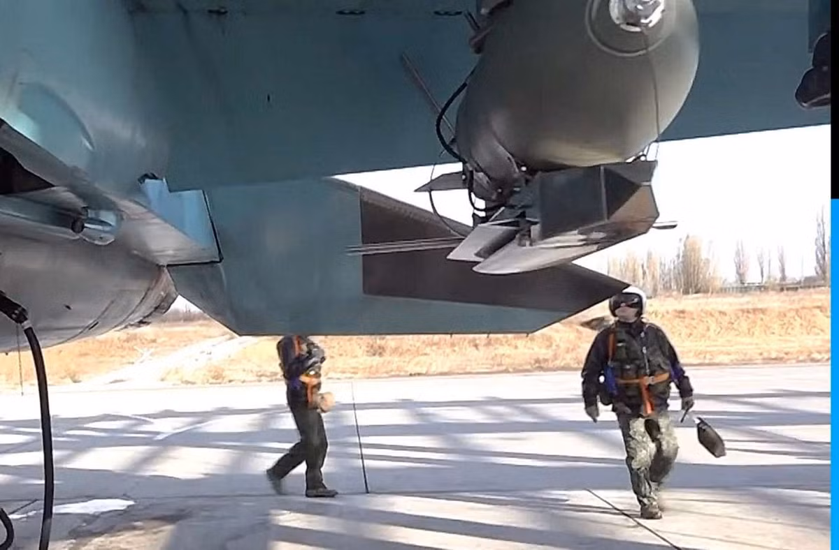 Theo nhiều phân tích, việc Nga tiếp tục sử dụng bom UMPK với quy mô lớn, cho thấy họ đang sở hữu cả nguồn dự trữ dồi dào lẫn năng lực sản xuất mạnh, có thể sản xuất hàng trăm mô-đun UMPK mỗi ngày, để phục vụ các đợt tấn công và Ukraine cũng như phương Tây lại phải nỗ lực tìm ra phương pháp chế áp đối với loại vũ khí nguy hiểm này của Nga.