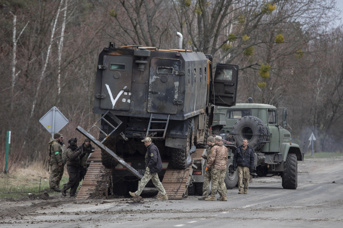 Quân đội Ukraine đã nhận được trợ giúp lớn của phương Tây trong việc nâng cao năng lực tác chiến điện tử; đặc biệt là việc gây nhiễu những vũ khí có điều khiển của Nga, trong đó trọng tâm là khắc chế bom lượn UMPK. Việc quân đội Ukraine thành công trong giai đoạn đầu năm, trong việc khắc chế bom lượn UMPK của Nga, có lẽ là nhờ việc triển khai trên diện rộng các thiết bị gây nhiễu SATNAV dọc theo tiền tuyến.