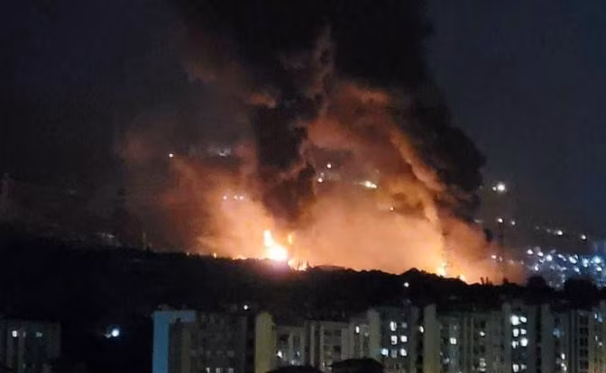 Trước đó, trong chiến dịch Am KaLavi (Sư tử trỗi dậy) của Israel, nhằm bất ngờ ra đòn với Iran, bắt đầu bằng các cuộc không kích của IDF vào ngày 13/6 nhằm vào các mục tiêu quân sự và dân sự tại Iran, hạ sát một số nhà lãnh đạo quân sự cấp cao và các nhà vật lý hạt nhân của Iran.