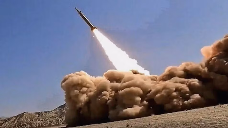 Mức độ lập kế hoạch và độ chính xác thực tế của các tên lửa bị đánh chặn này, trái ngược hoàn toàn với hiệu suất của tên lửa Iran trong "Cuộc chiến 12 ngày" năm ngoái, nơi chúng thường xuyên bắn trượt hàng trăm hoặc thậm chí hàng nghìn mét, hiếm khi bắn trúng chính xác các mục tiêu của Israel.