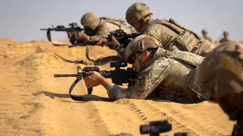 Một điểm không nhất quán nữa, khi truyền thông Iran đưa tin rằng một UAV trinh sát MQ-9 Reaper, một trực thăng Apache và các máy bay chiến đấu hộ tống cũng tham gia tìm kiếm. Hơn nữa, theo một số thông tin, chiến dịch tìm kiếm không được tiến hành ở miền trung Iran mà ở miền nam Iran.