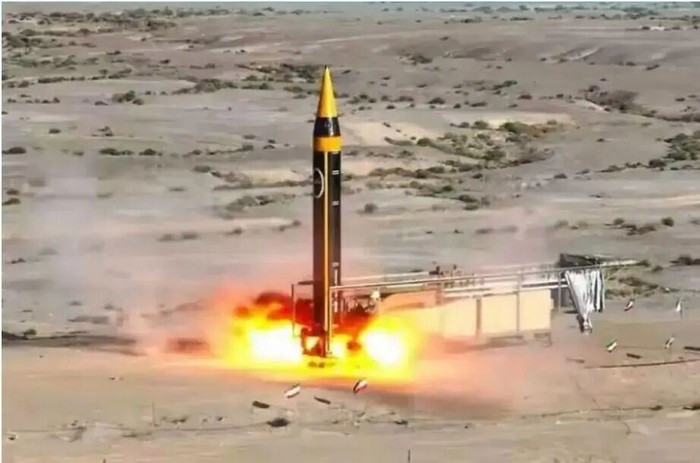 Vào ngày 2/3, Lực lượng Vệ binh Cách mạng Hồi giáo Iran (IRGC) đã ra thông báo số chín, về làn sóng tấn công thứ mười, kể từ Chiến dịch “Lời hứa chân thực 4” được bắt đầu. Đáng chú ý là IRGC bắt đầu sử dụng tên lửa đạn đạo Khorramshahr-4, để thực hiện các cuộc tấn công.