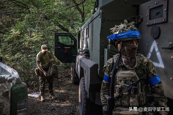 Theo tờ The Guardian, tổng số binh sĩ Anh hiện đang ở Ukraine vượt quá 100 người. Điều này đặt ra câu hỏi: còn bao nhiêu đợt triển khai quân đội bí mật khác đang diễn ra? Tờ Guardian đưa tin rằng khoảng 40 trong số 100 binh sĩ Anh đóng quân tại Ukraine đã thiệt mạng, đánh dấu trường hợp tử vong đầu tiên được công khai thừa nhận trong quân đội Anh.