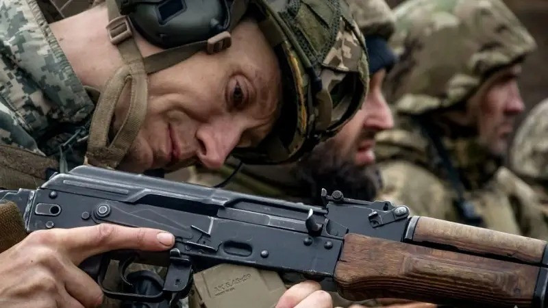 Tuy nhiên, lập trường chính thức của Bộ Tổng tham mưu AFU là không có sự bao vây nào đối với quân phòng thủ của họ ở Myrnohrad. Hơn nữa, tướng Syrsky và những cộng sự thân cận nhất của ông tiếp tục khẳng định rằng, Myrnohrad không bị bao vây, quân Nga thậm chí không kiểm soát hoàn toàn Pokrovsk. (nguồn ảnh Military Review, Ukrinform, Kyiv Post).