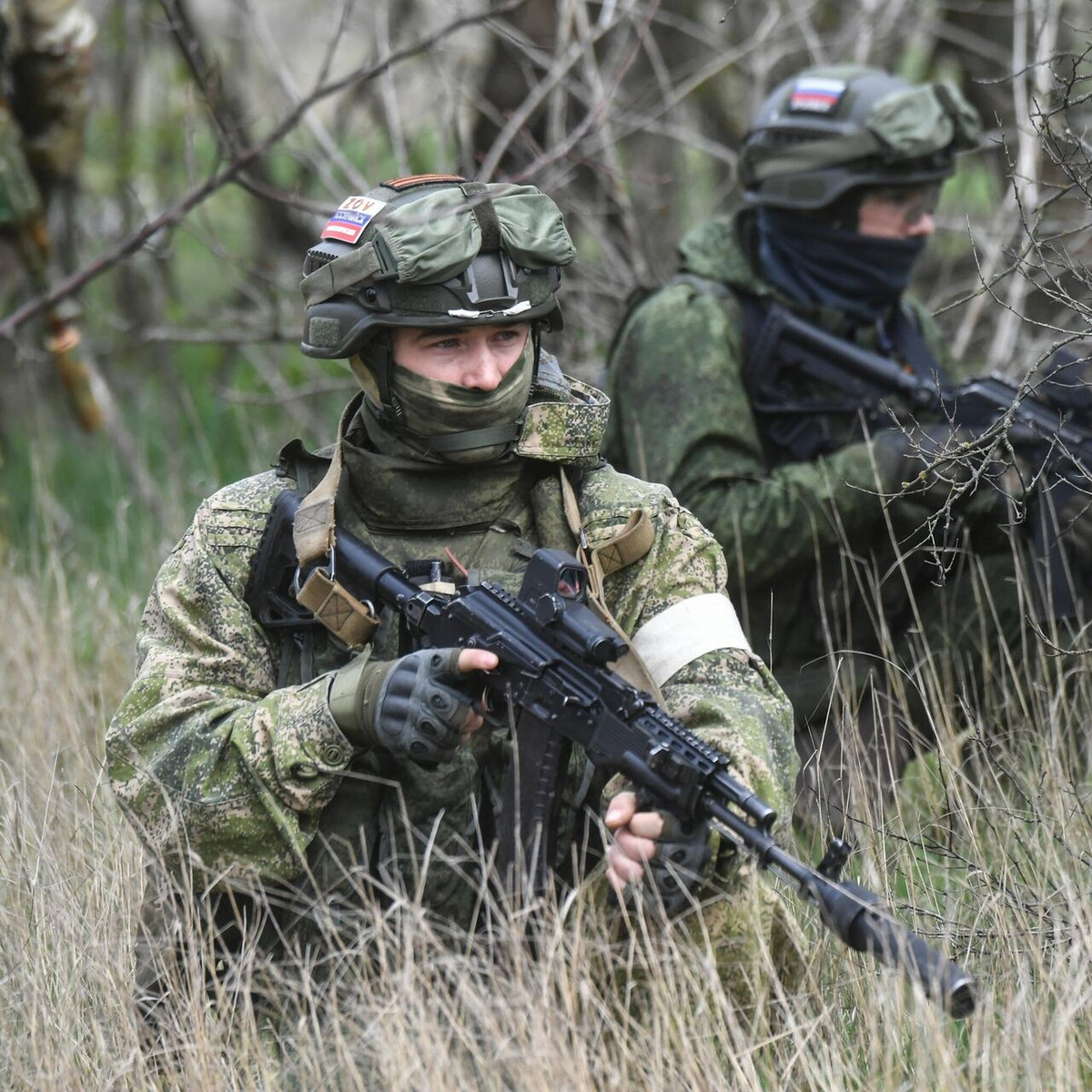 Hiện lực lượng không quân, pháo binh và UAV đang hỗ trợ Lực lượng đổ bộ đường không đang tiến quân. Bộ Tổng tham mưu AFU tiếp tục chuyển quân dự bị tới mặt trận Zaporozhye, do đó có cả các đơn vị UAV FPV. Giao tranh ác liệt vẫn tiếp diễn ở các khu vực phía nam Stepnogorsk, khi lính dù Nga đột phá qua trận địa phòng ngự của AFU”, hết lời dẫn.