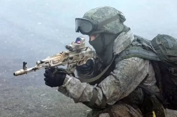 Chiến thuật của RFAF đột phá vào thành phố được chia làm ba bước như sau. Bước 1: Lực lượng đột phá bỏ qua tiền tuyến của Ukraine, sử dụng các tòa nhà dân cư làm nơi ẩn náu và tiến đến trung tâm thành phố. Bước 2: Cụm xe tăng T-90M triển khai đòn tấn công ba chiều dọc theo đường cao tốc T-0514, phối hợp với UAV tự sát lảng vảng Lancet, tiêu diệt sở chỉ huy của AFU.