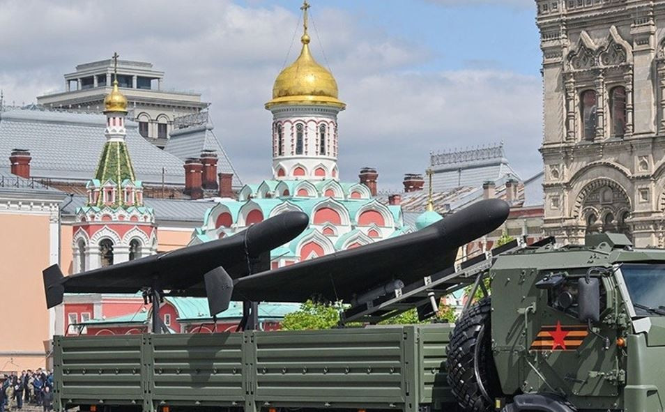 Ngoài ra, có thể UAV Geran-3 đang trong quá trình sửa lỗi kỹ thuật, sau khi thử nghiệm thực chiến. Trong đó phần động cơ, hệ thống lái tự động và các bộ phận quan trọng khác của UAV đang được tinh chỉnh. Có lẽ, các chuyên gia đang cố gắng tối ưu hóa bố cục của các bộ phận, để giảm giá thành sản phẩm và khả năng sử dụng hàng loạt.