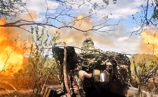 Đáp lại, lực lượng không quân Nga đã thực hiện hàng chục cuộc tấn công vào lực lượng tiến công AFU bằng bom lượn dẫn đường chính xác. Ở phía đông khu vực do Nga kiểm soát, RFAF đang phát động một cuộc tấn công về phía thị trấn Khotin, cố gắng giảm bớt áp lực cho quân Nga ở hai hướng còn lại.