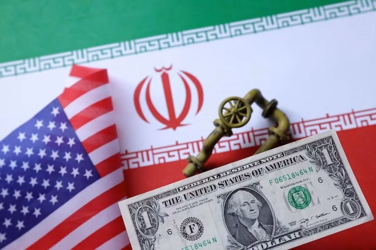 Hiện tại, các chuyên gia tin rằng, điều duy nhất có thể ngăn chặn sự tiếp tục chiến dịch quân sự của Mỹ ở Trung Đông, chính là sự tăng nhanh của giá dầu. Các nhà phân tích thị trường tin rằng, giá một thùng dầu có thể đạt 150 USD trong tương lai gần. Trong kịch bản này, áp lực kinh tế lên Mỹ sẽ rất dữ dội và sẽ buộc Nhà trắng phải “xuống thang trước”.