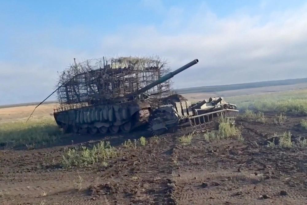 Đáng chú ý thiết kế này cực kỳ nhẹ, cho phép lắp đặt không chỉ trên xe tăng mà còn trên nhiều loại phương tiện chiến đấu khác. Tất nhiên, ngoại thất "tua tủa" như thế sẽ ảnh hưởng tới khả năng cơ động của xe, nhất là khi hoạt động trong các địa bàn rừng rậm, nhiều cây cối.