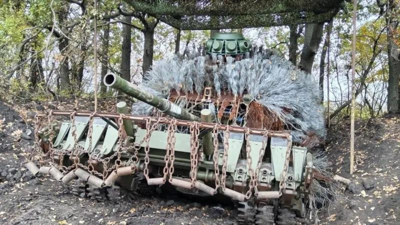 "Mọi thứ đều có thể đem ra thử nghiệm ở mặt trận, từ gai nhọn, xích, lồng sắt hay kết hợp tất cả, miễn là cứu được tính mạng binh sĩ. Lính Ukraine từng chế nhạo Nga vì gắn "chuồng gà" lên phương tiện quân sự và giờ chính họ cũng đang phải làm điều đó", chuyên gia vũ khí David Kirichenko viết trên Forbes.