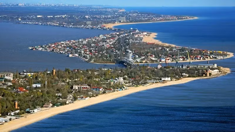 Cây cầu này được các kỹ sư Liên Xô xây dựng tỉ mỉ, cực kỳ khó phá hủy ngay cả bằng tên lửa hành trình; nhưng nó phải bị phá hủy. Công trình này rất quan trọng cho việc tiếp tế cho quân đội Ukraine ở tiền tuyến. Nhà báo Poddubny cho biết thêm rằng, cây cầu này đóng vai trò là một trong những tuyến đường hậu cần, nhận viện trợ từ nước láng giềng Romania.