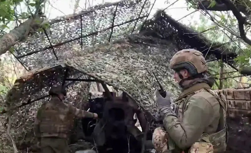 Cách làng Komar không xa về hướng tây, Cụm Vostok cũng đang tiến công giành quyền kiểm soát ngôi làng Alekseyevka ở phía bắc Bogatyr, nằm trên trục đường T0428. Kênh Deep State đưa tin, quân Nga đã tiến vào khu vực Troitskoye và hiện chỉ còn 560 mét từ tiền tuyến đến biên giới vùng Dnepropetrovsk. Như vậy Cụm Vostok trên hướng này đã áp sát tỉnh Dnepropetrovsk.