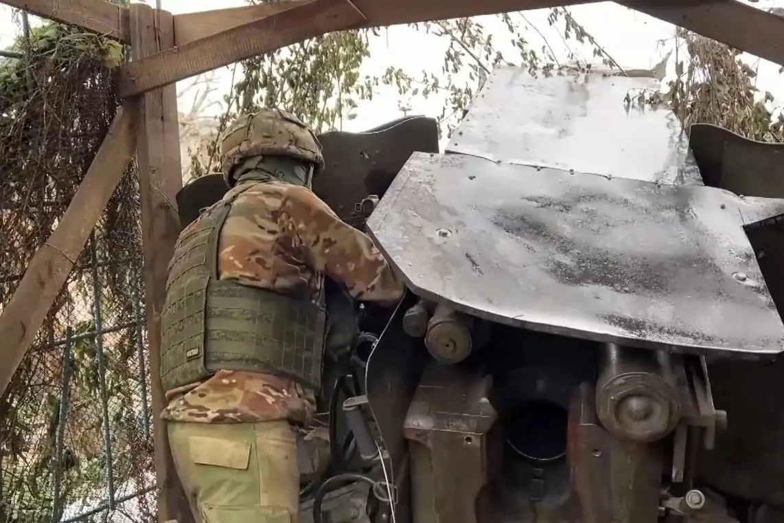 Hiện tại, quân Ukraine ở Komar đã rút lui về phía bắc làng, qua phố Shkolnaya, đây là tuyến đường chính của làng, nối làng Fedorivka (đã bị quân Nga tràn ngập) với đường cao tốc H15. Hiện quân Ukraine ở Komar chỉ có thể rút lui về hướng bắc, vì ở phía tây là Sông Mokrye Yaly. Mặc dù con sông không rộng, và đang là mùa hè, lính Ukraine có thể bơi qua; nhưng đó cũng là con đường rút lui không an toàn.