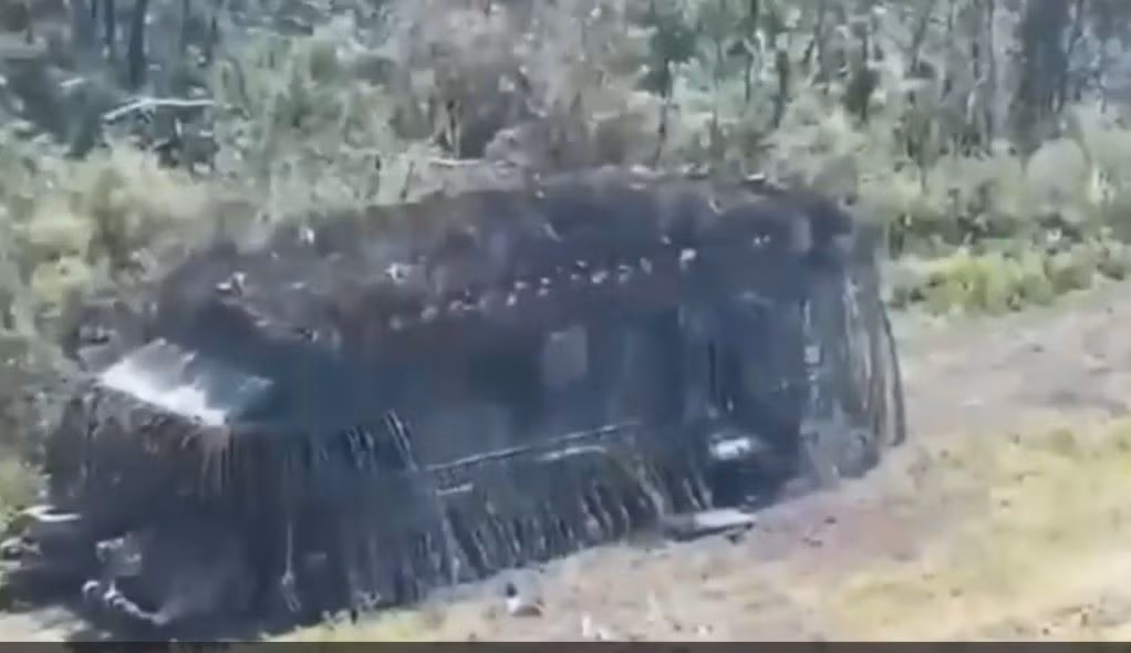 Được biết, chiếc xe tăng T-72B3M “quái vật” đã chịu được 60 đợt tấn công bằng UAV FPV của quân đội Ukraine. Trên nóc xe, có thể nhìn thấy các UAV FPV của Ukraine, vướng vào các loại hàng rào bảo vệ xe. Điều đáng chú ý là chiếc xe tăng chỉ dừng lại sau khi cán phải một quả mìn chống tăng.