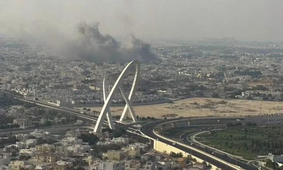 Tuy nhiên, điều mà Qatar có lẽ không ngờ đến là những chiếc Rafale và F-15AQ của họ, lại “gặp sự cố” vào đúng thời điểm then chốt, khi vào chiều 9/9, thủ đô Doha của Qatar rung chuyển bởi một cuộc tấn công bất ngờ. Lực lượng Phòng vệ Israel (IDF) và Cơ quan An ninh Israel (ISA) đã thực hiện chiến dịch không kích bằng 15 máy bay chiến đấu, nhằm vào một khu phức hợp được cho là nơi các lãnh đạo cấp cao Hamas đang gặp mặt, nằm ngay trong khu dân cư sầm uất.