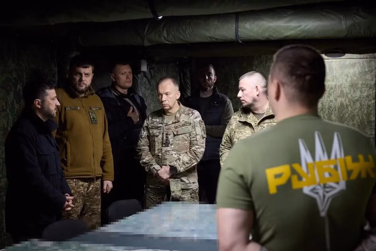 Việc tướng Syrsky tới mặt trận Pokrovsk đốc chiến, điều đó cho thấy Kiev đánh giá tầm quan trọng của mặt trận này. Theo giới phân tích, tướng Syrsky luôn biết tìm kiếm cơ hội và khai thác các lỗ hổng trong thế trận tiến công của RFAF tại đây.