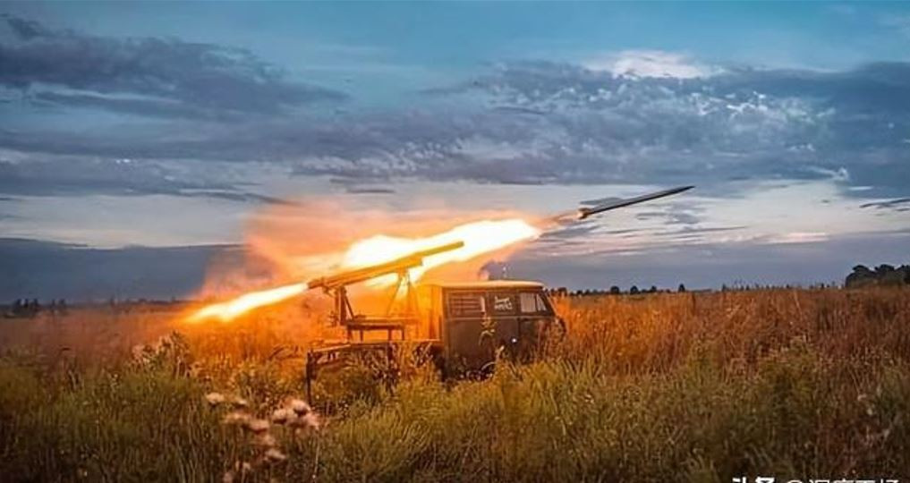 Ông cũng tập trung lực lượng tinh nhuệ của hai lữ đoàn thuộc Tập đoàn quân Azov số 1, để chiến đấu tại “mấu lồi” Dobropilya. Đây là tuyến phòng thủ cuối cùng ở tỉnh Donetsk, để ngăn quân đội Nga tiến về tỉnh Dnepropetrovsk, nơi được coi là “trái tim công nghiệp” của Ukraine. Và phía sau Pokrovsk, quân đội Ukraine còn ít thành phố có thể dựa vào để phòng thủ.