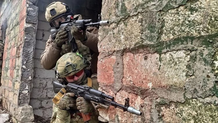 “Các đơn vị tấn công của Cụm quân Trung tâm tiếp tục càn quét làng Chunishino. Quân Ukraine vẫn đang kháng cự, nhưng rời rạc, không có tuyến phòng thủ liên tục; còn một số nhóm nhỏ đang ẩn náu trong các tầng hầm, và một số đang tìm cách chạy trốn khỏi làng. Các mũi tấn công của chúng tôi đã gần như đẩy lùi quân Ukraine ra khỏi Chunishino. Hiện chúng tôi đang dọn sạch các ổ kháng cự của địch trong làng”, TASS trích lời ông Kimakovsky cho biết.