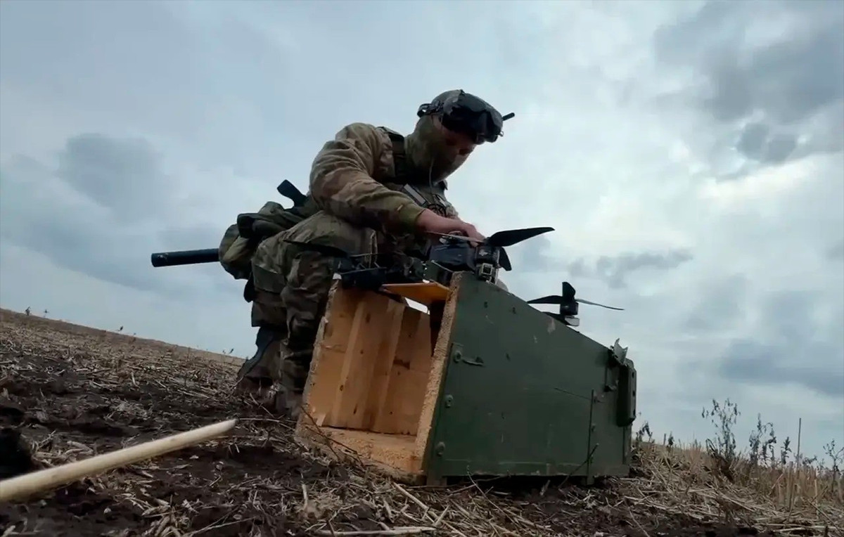 Các thông tin của Ukraine, cho thấy các quân Ukraine, hiện đang gặp phải những vấn đề nghiêm trọng không chỉ bên trong Kostiantynivka, mà còn dọc theo các tuyến đường tiếp tế dẫn vào thành phố, khi RFAF kiểm soát chặt chẽ bằng hỏa lực với các tuyến đường tiếp vận.