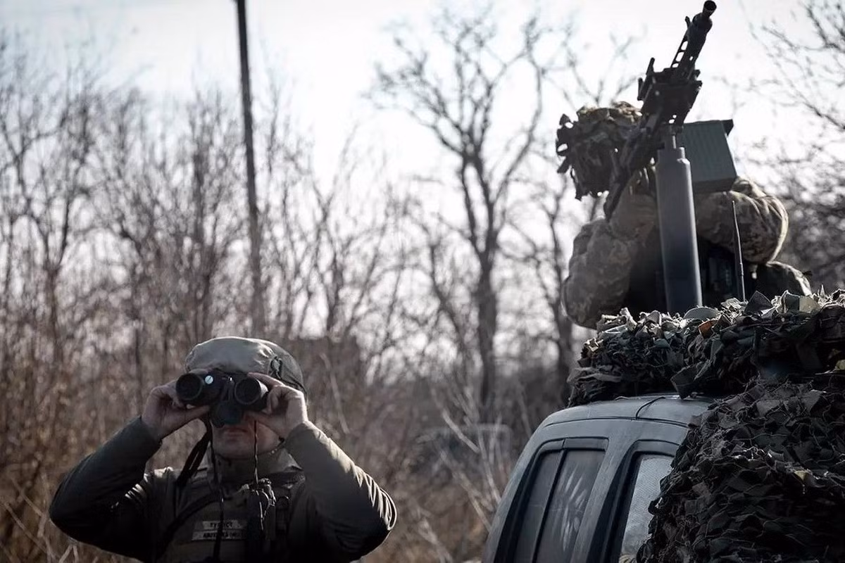 Ở sườn phía tây thành phố, cuộc chiến giành ngôi làng Gryshine (Grishino) vẫn tiếp diễn. Trước đó, AFU đã phát động các cuộc đột kích vào Pokrovsk từ ngôi làng này, và quân Ukraine hiện tập trung ở đó vẫn còn khá cao. Một khi RFAF kiểm soát Mirnograd, họ sẽ giải phóng một lực lượng đáng kể để tăng tốc độ tấn công trên toàn mặt trận.