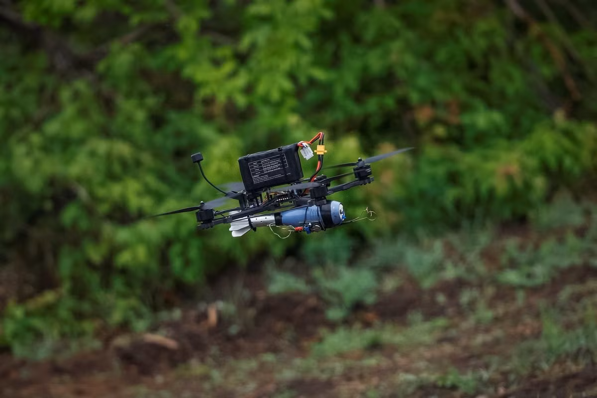 Tình nguyện viên Serhii Sternenko, người đứng đầu một quỹ từ thiện lớn, viết trên mạng xã hội rằng tới 60% UAV FPV mua theo hợp đồng nhà nước dường như bị rơi vào tình trạng trục trặc khi ra tiền tuyến. Hiện chính quyền Ukraine chưa bình luận gì về điều này.