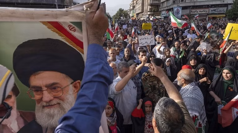 Sau khi lệnh ngừng bắn được công bố, Hội đồng An ninh Quốc gia Tối cao Iran tuyên bố rằng, họ là “bên chiến thắng”, khi đã "buộc Israel phải đơn phương chấm dứt hành động xâm lược", và đường phố Tehran, thủ đô của Iran, được thắp sáng bằng ngọn lửa ăn mừng.