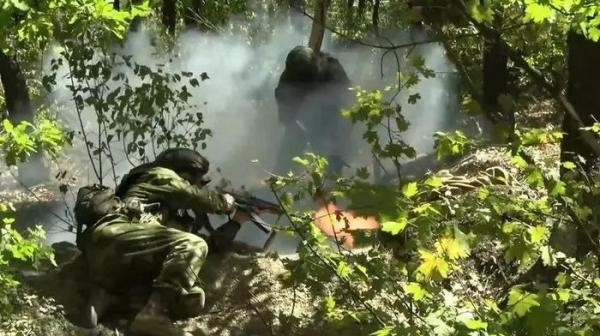 Người Nga, nhận ra điều này, họ không tấn công mà chỉ bao vây và thực hiện tấn công bằng hỏa lực, cho đến khi AFU suy sụp tinh thần. Dưới góc độ chiến lược, tuy chiến thuật này không thể giúp quân Nga tiến nhanh, nhưng sẽ hạn chế thương vong, và dần bào mòn quân số của AFU.