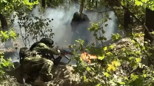 Người Nga, nhận ra điều này, họ không tấn công mà chỉ bao vây và thực hiện tấn công bằng hỏa lực, cho đến khi AFU suy sụp tinh thần. Dưới góc độ chiến lược, tuy chiến thuật này không thể giúp quân Nga tiến nhanh, nhưng sẽ hạn chế thương vong, và dần bào mòn quân số của AFU.