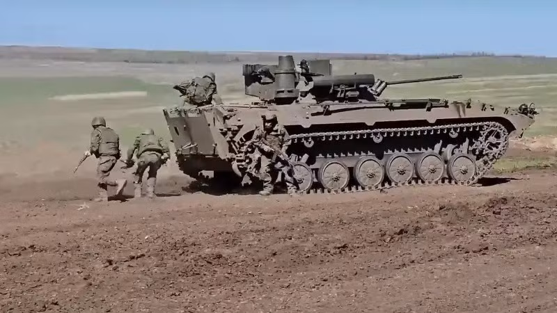 Địa hình quanh Pokrovsk cũng rất bất lợi cho AFU phản công, khi đều là cánh đồng trống trải, ít chỗ trú ẩn tự nhiên, và mưa khiến đất nhanh chóng biến thành bùn. “Môi trường như thế không cho phép tiến công nhanh”, Shaun Pinner, một người Anh từng tham chiến ở Ukraine, giải thích với tờ Forbes của Mỹ.