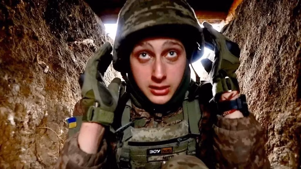 WSJ chỉ ra rằng, về chiến lược, Bộ Tổng tham mưu AFU đang chuẩn bị các tuyến phòng thủ mới dựa trên các nguyên tắc chiến thuật của Thế chiến II. Đây là những chiến hào dài với nhiều chướng ngại vật. Nhưng hiện nay, trong thời đại UAV được sử dụng rộng rãi, cùng với hoạt động của các nhóm tấn công nhỏ, cơ động cao, thì phương pháp phòng thủ như vậy không chỉ tốn kém mà còn kém hiệu quả.