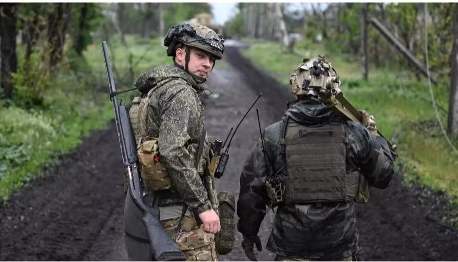 Hơn 40 nhóm nhỏ, mỗi nhóm từ 2-4 người, được tung vào thành phố, cải trang thành người dân địa phương, và xâm nhập thành phố theo từng đợt, một quá trình được gọi là "xâm nhập từng đợt". Ngay khi đợt trước xâm nhập thành công, đợt tiếp theo sẽ tiếp tục tiến vào. Giờ đây, lực lượng này đã đến khu vực trung tâm phía bắc nhà ga, gài mìn ngay giữa trung tâm thành phố.