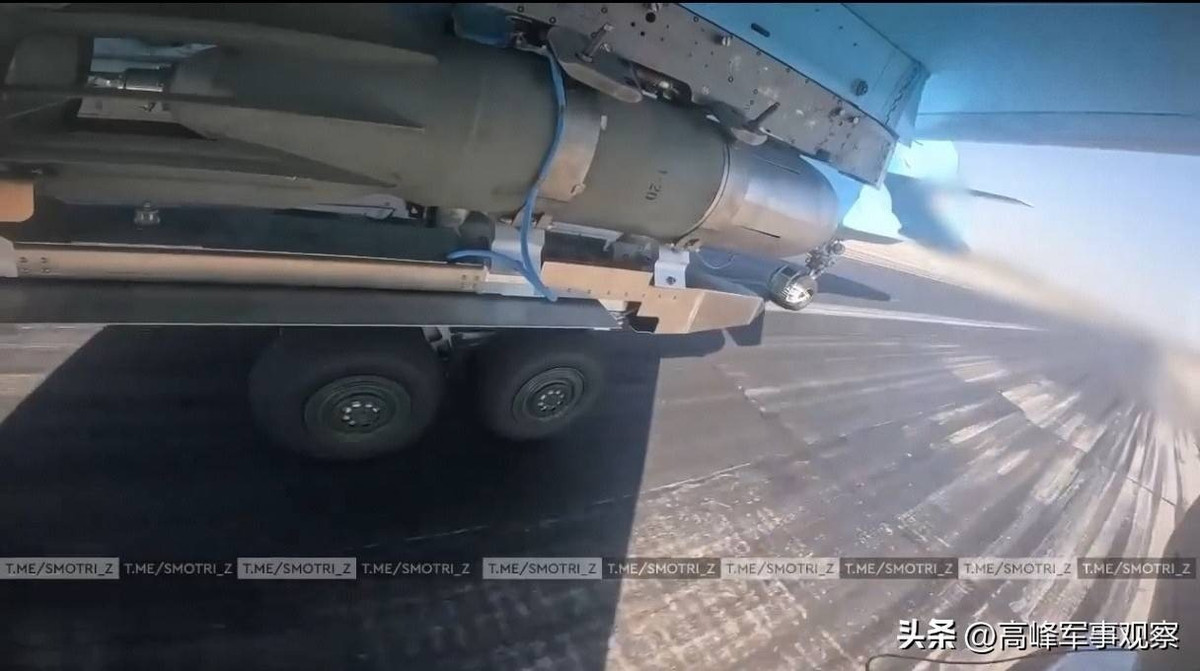 Lực lượng không quân chiến thuật Nga thường sử dụng bom dẫn đường chính xác UMPK để xóa sổ các tòa nhà cao tầng và các đường hầm của mỏ khai thác than, mà AFU sử dụng làm cứ điểm phòng thủ. Khi phát hiện các điểm tập trung quân Ukraine trên quy mô lớn, Không quân Nga cũng sử dụng bom nhiệt áp hoặc bom chùm để tấn công, nhằm gây sát thương lớn.