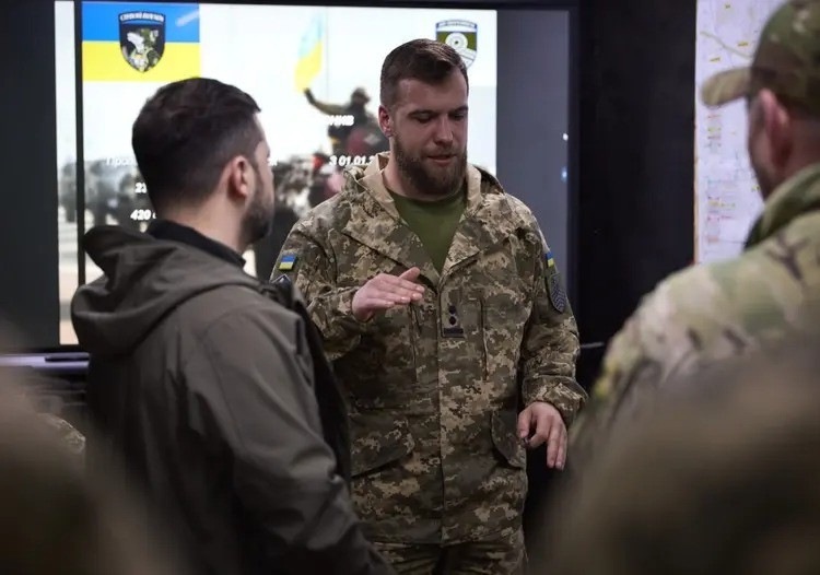 Trung tá Bohdan Shevchuk nhậm chức chỉ huy Lữ đoàn BBCG 59 vào tháng 2/2024; sau khi nhận chức chức, ông đã chỉ huy đơn vị chiến đấu với Lữ đoàn BBCG số 9 khét tiếng của Quân đoàn Donetsk tại mặt trận phía tây Avdiivka và lùi dần về phía nam thành phố Pokrovsk hiện nay.